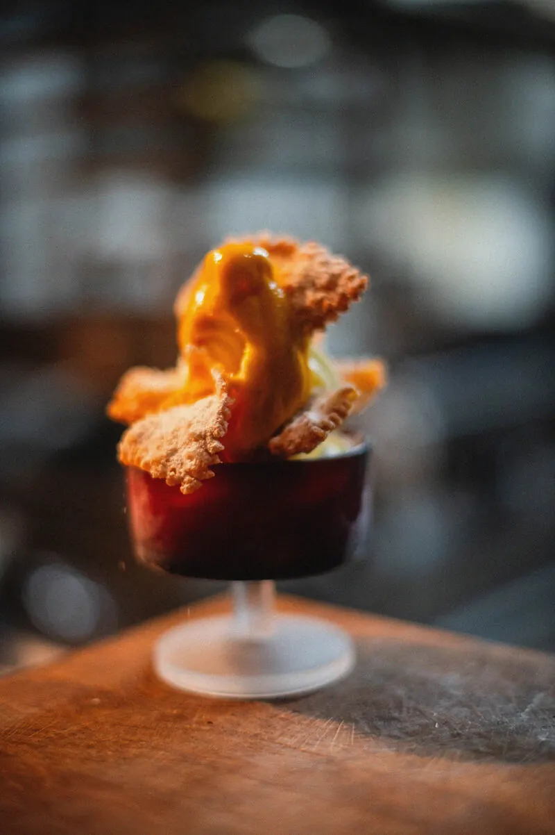 Dessert i coupeglas med knapriga tuiles och karamell på Brut Bistro